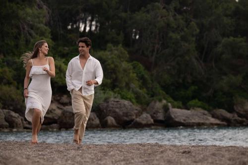 a man and a woman walking on a beach at Oz Hotels Sui in Alanya