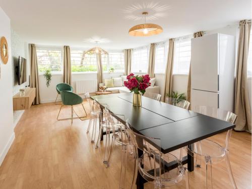 Televízia a/alebo spoločenská miestnosť v ubytovaní Merveil - Family Suite - Marais - Pelee