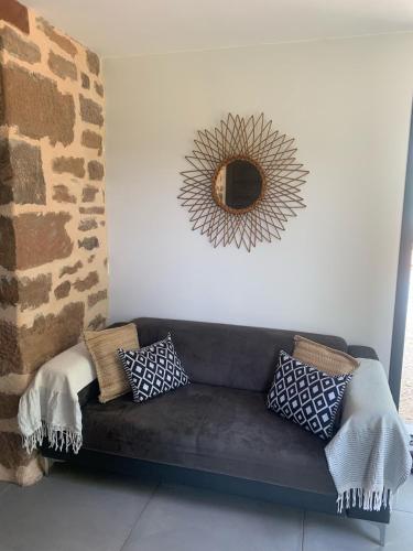 un salon avec un canapé et un miroir dans l'établissement Renovated house with hot tub, gîte de la vicairie Nouvelle-Aquitaine, à Lagleygeolle