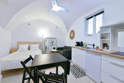 Kuchyňa alebo kuchynka v ubytovaní L'ESPERANCE Studio joli petit situé dans le Suquet, proche des commerces, Palais et plages