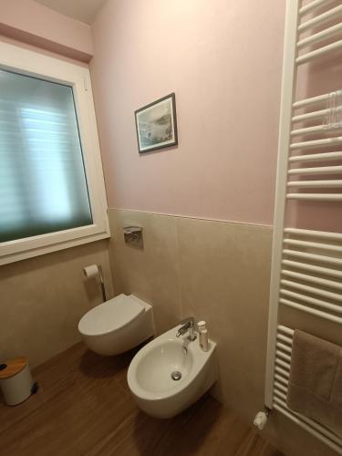 a small bathroom with a toilet and a sink at Casa Il Ghiro in Monterone