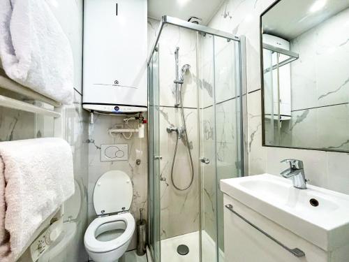 une salle de bain avec une douche, des toilettes et un lavabo dans l'établissement Urban Flat 55 - Triplex Flat Marilyn Monroe, à Paris