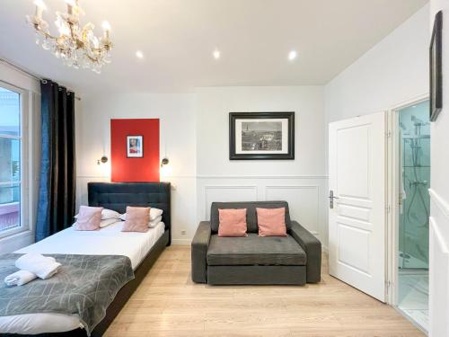 une chambre avec deux lits et une chaise dans l'établissement Urban Flat 55 - Triplex Flat Marilyn Monroe, à Paris