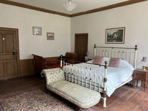 a bedroom with a bed and a chair at Cantaranne in Privezac