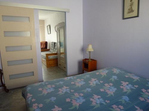 - une chambre avec un lit et une porte menant à une pièce dans l'établissement Maison au calme, à Rochefort