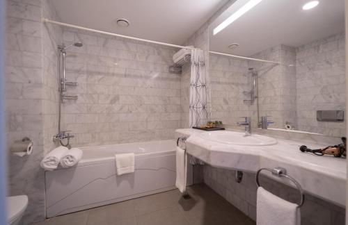 Ένα μπάνιο στο Hotel Karia Princess