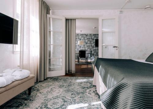 a bedroom with a bed and a couch in a room at Best Western Plus Kalmarsund Hotell in Kalmar