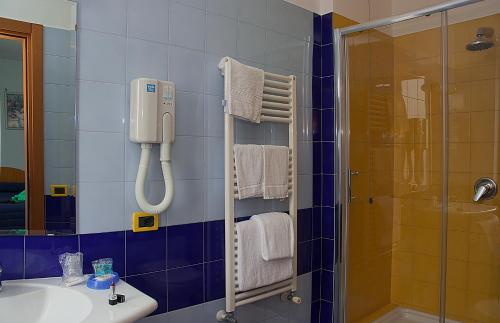Koupelna v ubytování Hotel Leone