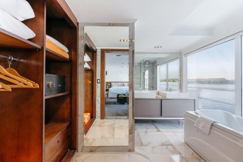 Ванная комната в Savoy Yacht - Exclusive Nile Cruise from Luxor to Aswan