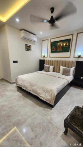 a bedroom with a large bed and a ceiling at Khas Mahal Homestay in Agra