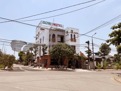 un edificio blanco con un cartel en una calle en Gori Hotel, en Da Nang