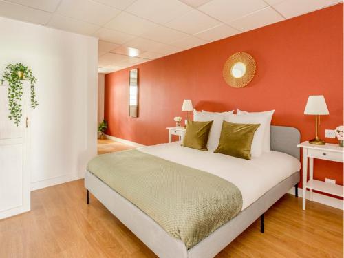 une chambre avec un grand lit aux murs rouges dans l'établissement Merveil - Family Suite - Marais - Pelee, à Paris