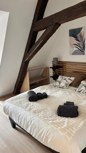 une chambre avec un lit avec deux serviettes dessus dans l'établissement Nevers nature, à Nevers