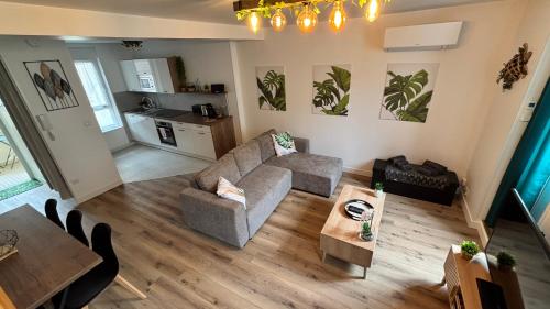 un salon avec un canapé et une table dans l'établissement Nevers nature, à Nevers