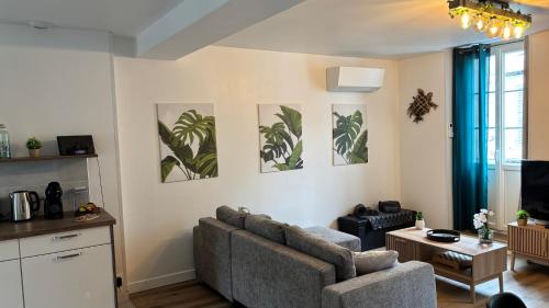 un salon avec un canapé et une table dans l'établissement Nevers nature, à Nevers