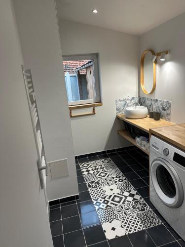 une salle de bain avec une machine à laver et un lavabo dans l'établissement Charmante maison à 150 m de la plage, à Lège-Cap-Ferret