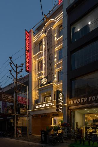 カーンプルにあるDeep Hotelの側面にネオンサインがある建物
