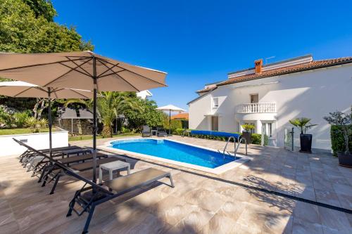 Bazén v ubytovaní Villa Garden Apartment with Pool Opatija alebo v jeho blízkosti