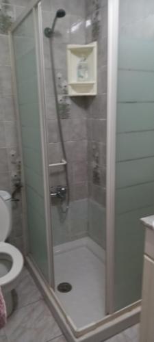 Ένα μπάνιο στο Habitación a compartir en Zoco Home