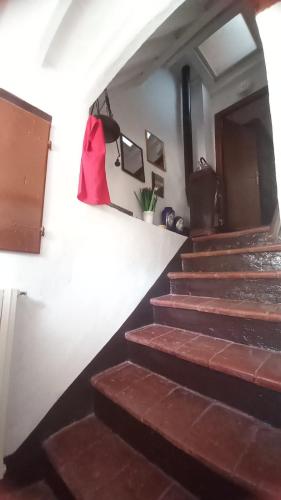a group of stairs in a room with a red bag at La Casa di Lea - Fra Montepulciano e Pienza in Montefollonico