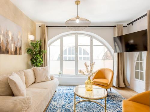 un salon avec un canapé et une table dans l'établissement Merveil - Family Suite - Louvre - Dalayrac, à Paris