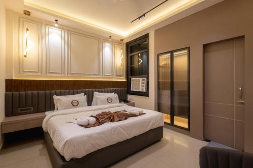 カーンプルにあるDeep Hotelのタオルが敷かれたベッドのある寝室