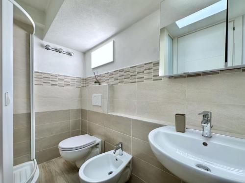 A bathroom at Beach House Gelsomino