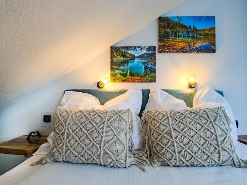 コレニツァにあるRooms Peace and Lovelyのベッドルーム1室(壁に2枚の写真が飾られたベッド1台付)