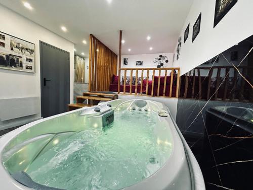 un bagno con vasca idromassaggio in una casa di La détente marocaine studio jacuzzi et terrasse a Reims