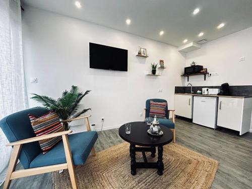 un salon avec deux chaises et une table dans l'établissement La détente marocaine studio jacuzzi et terrasse, à Reims