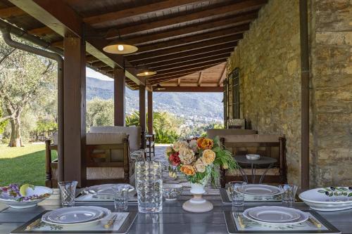 einen Tisch mit Platten und Vasen darüber in der Unterkunft Villa San Massimo by Wonderful Italy in Rapallo