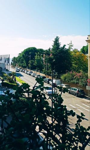 une rue avec des voitures garées dans un parking dans l'établissement Nice Family Apartement, à Nice