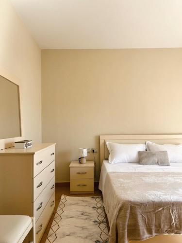 Llit o llits en una habitació de Shestani Apartment Shkoder