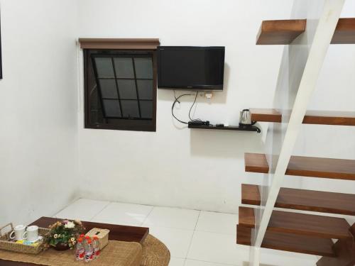 Televisyen dan/atau pusat hiburan di Padekostay