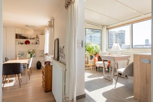 un salon et une salle à manger avec une table et des chaises dans l'établissement Veeve - Romantic Terrace, à Paris