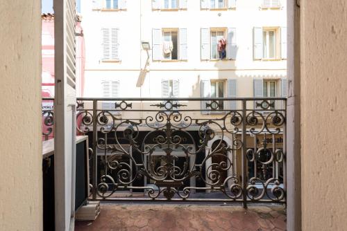 - un balcon ouvert offrant une vue sur un bâtiment dans l'établissement LE RÉTRO studio avec mezzanine en plein centre, à Cannes