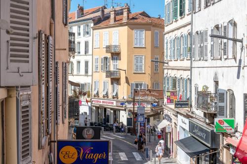 une vue aérienne d'une rue de la ville avec des bâtiments dans l'établissement LE RÉTRO studio avec mezzanine en plein centre, à Cannes