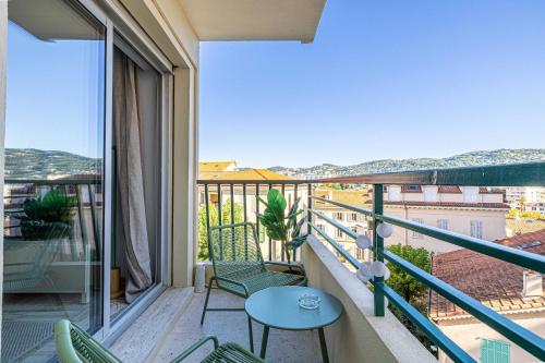 un balcon avec une table et des chaises et une vue dans l'établissement LA PALMERAIE joyeux studio avec balcon, à deux pas de la Banane, à Cannes