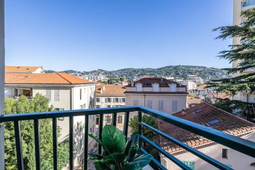 une vue d'une ville depuis un balcon dans l'établissement LA PALMERAIE joyeux studio avec balcon, à deux pas de la Banane, à Cannes