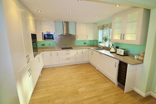 Dapur atau dapur kecil di Spacious 4 Bed House in Winchester with Parking and Garden