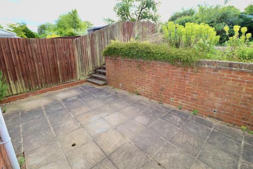 Taman di luar Spacious 4 Bed House in Winchester with Parking and Garden
