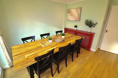 Gambar di galeri bagi Spacious 4 Bed House in Winchester with Parking and Garden di Winchester