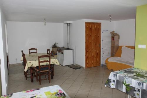 une pièce avec une table et des chaises et une chambre dans l'établissement Maison de campagne en Ardèche, à Arcens
