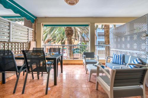 einen Balkon mit Stühlen, einem Tisch und Stühlen in der Unterkunft La Terraza De Palmeres in Mareny Barraquetas