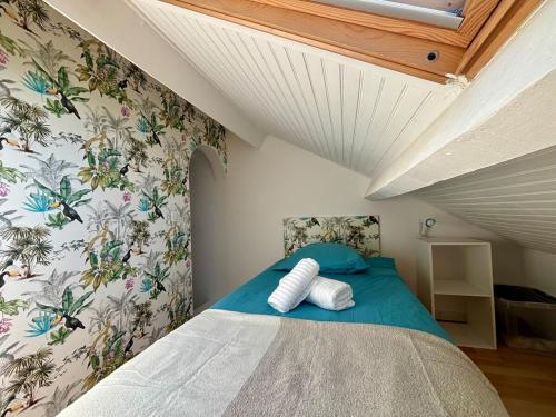 une chambre avec un lit dans un grenier dans l'établissement Ty Bugale - Sea view house - Nature - 6 people, à Moëlan-sur-Mer