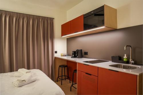 Kuchyň nebo kuchyňský kout v ubytování Mooeve Psyri Studios