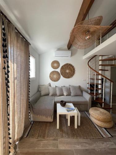 un salon avec un canapé et une table dans l'établissement L'écrin des Pins, à Sausset-les-Pins