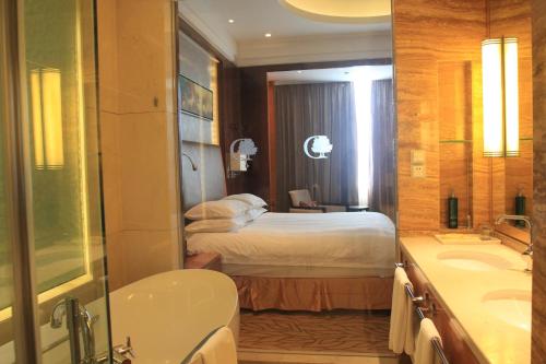 Postel nebo postele na pokoji v ubytování DoubleTree by Hilton Qinghai - Golmud