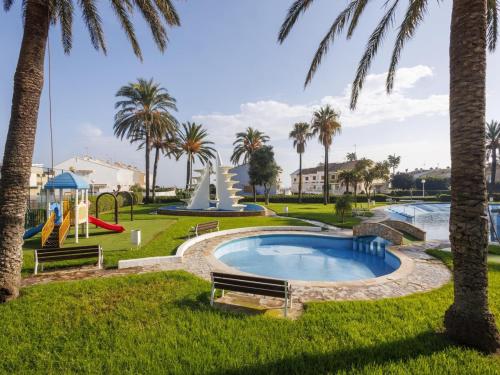 Бассейн в DOS Apartamentos familiares en El Puig con piscina, se alquilan juntos или поблизости