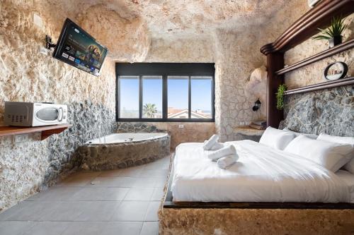 Ein Bett oder Betten in einem Zimmer der Unterkunft נוף בראשית - וילה מהממת עם בריכה ו-3 סוויטות מדהימות